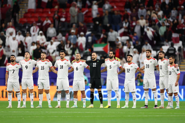 足球战术可视化：反越位图解与战术图的协同作用