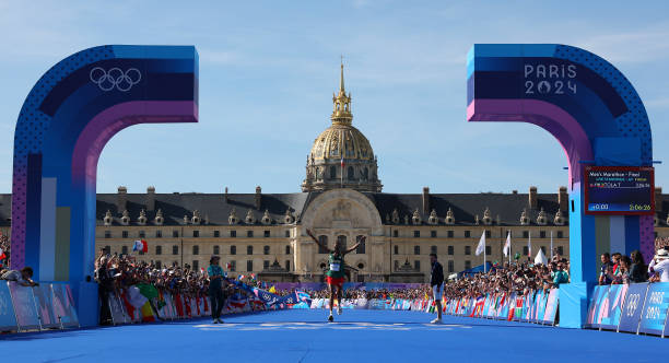 网友热议赵蕊蕊“躺冠”:是调侃还是致敬?