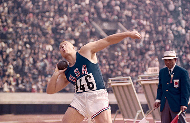 巴黎2024:会徽中的玛丽安娜女神与奥运五环的现代演绎