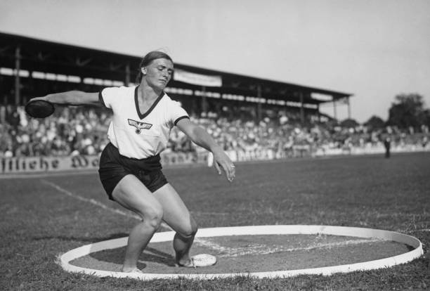 跳远项目在大学运动会中的表现:平均成绩与纪录对比