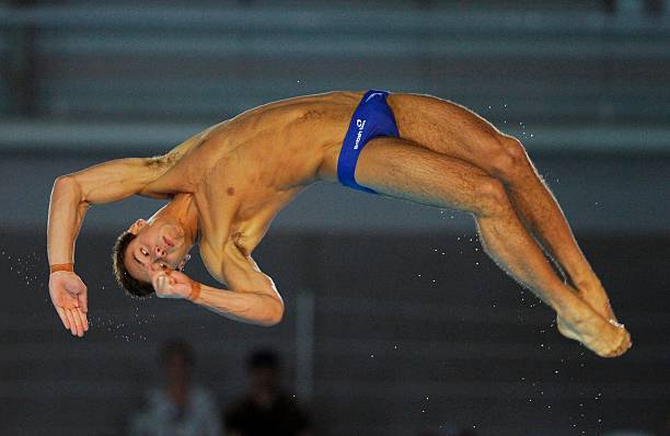 经典重现：吴敏霞与郭晶晶08年双人跳水完美同步解析