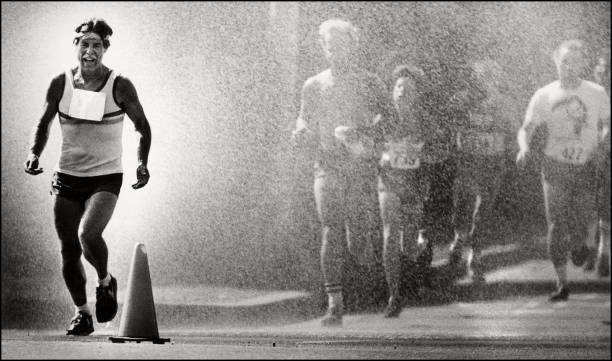 跳高运动员为何在起跳前向后仰?揭秘背越式跳高的技术奥秘