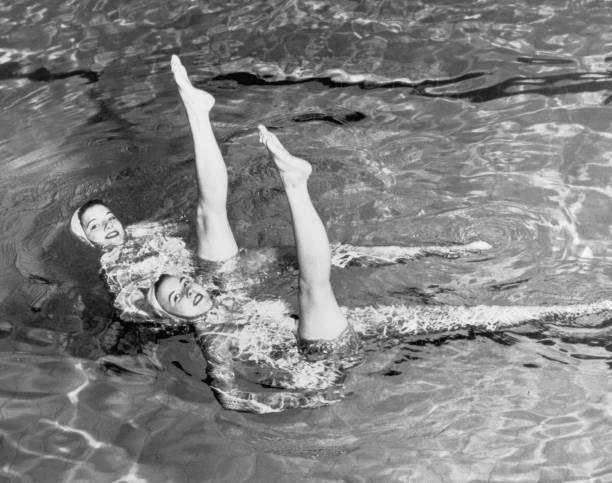 掌握游泳转弯的关键:视频教程+动作要领图解