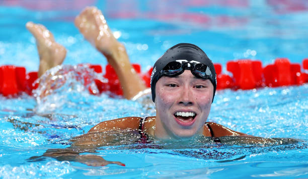 游泳比赛前，裁判员吹哨的规则与注意事项