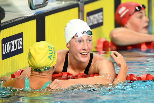 如何理解“swimming”作为现在分词的含义?