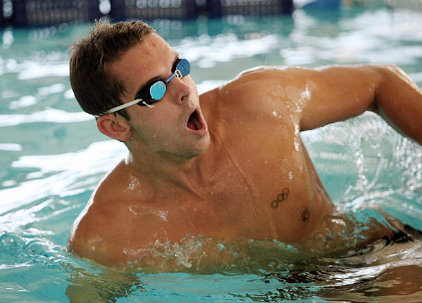 游泳池水中的艾滋病病毒：真相与误解