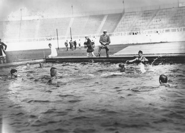 游泳比赛裁判视角：如何判断犯规