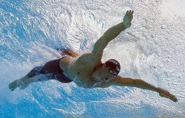 游泳池楼梯踏步的材质对比：瓷砖、石材还是复合材料？