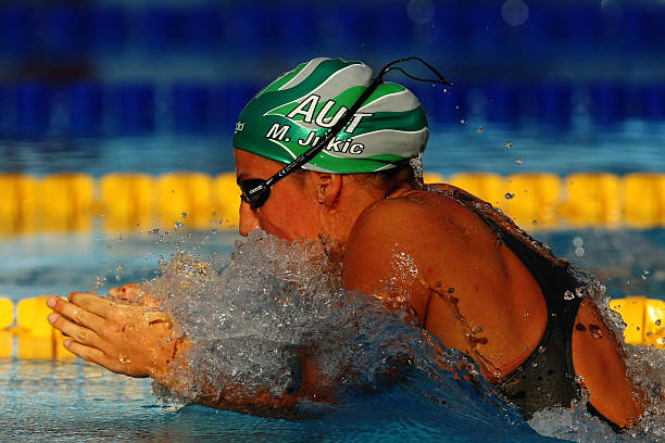 水上乐园欢乐时光：家庭游泳图画合集