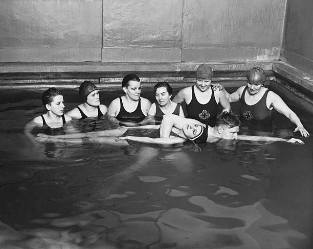 不同泳姿的终点触壁技巧差异