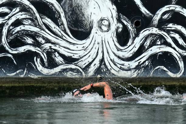 从弗洛伊德视角看梦见游泳:潜意识的欲望与情感表达