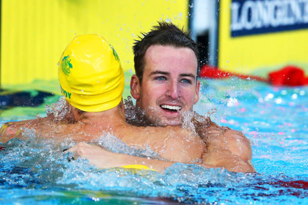 水边剪影:高清泳池女性背影摄影集