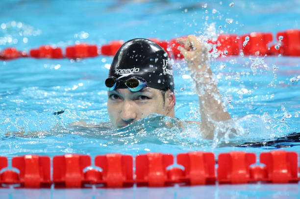 科学解析：游泳池水真的会传播灰指甲吗？