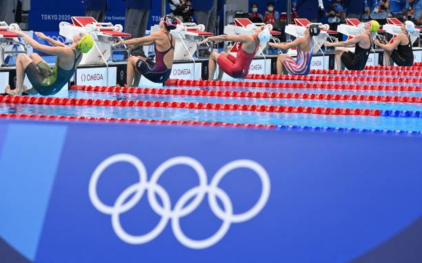 水的透明感与反射：游泳池绘画中的关键技巧