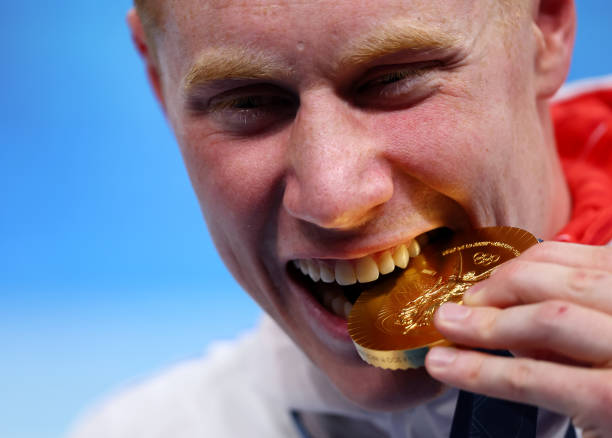 泳姿不当惹的祸：女性游泳腰疼的深层原因