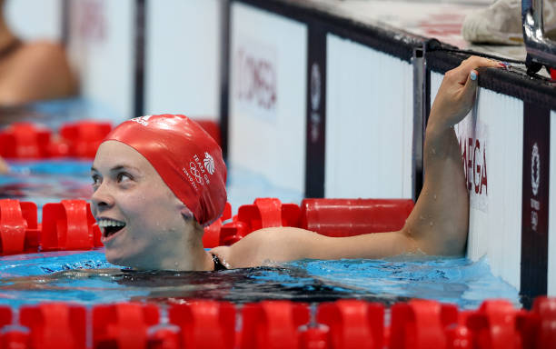 海边游泳遇大浪怎么办？专家教你正确应对方法