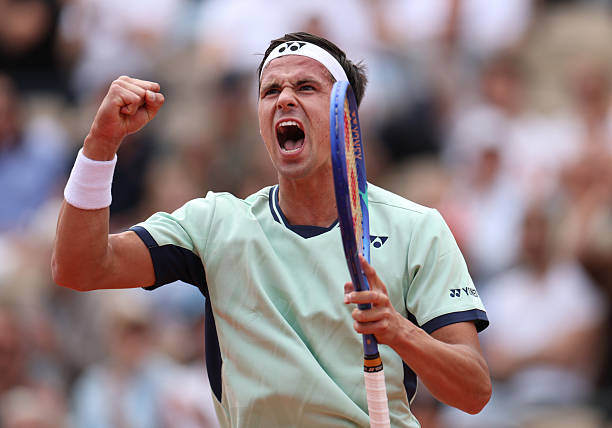 小小网球手：这项运动如何提升孩子的社交能力