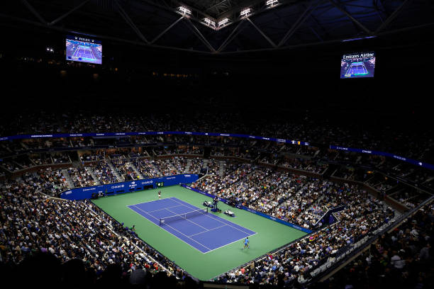 发球如闪电，对手连球影都看不见