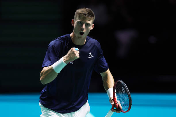 德约科维奇逆转夺冠,澳网决赛上演惊心动魄五盘大战