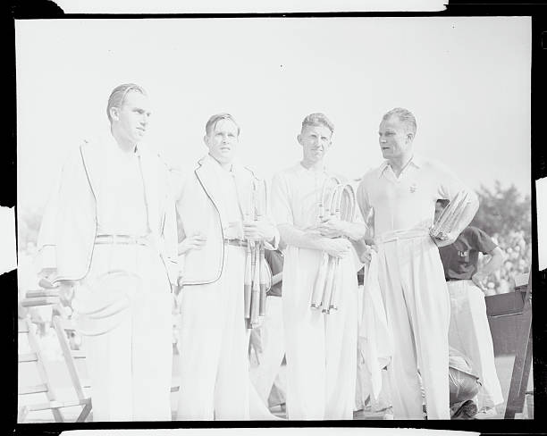 网球网高度标准：从中央到两侧的渐变设计