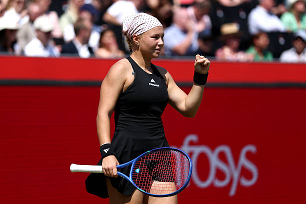 法网女单焦点战:郑钦文逆转取胜,展现顽强斗志