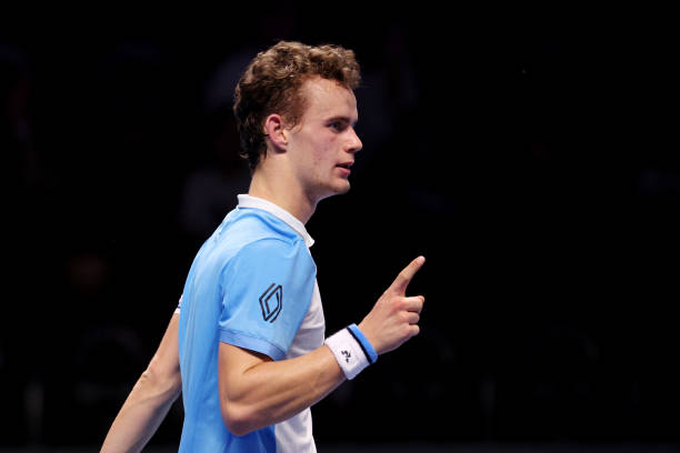 阿丽娜的网球技巧解析:如何提升你的比赛水平