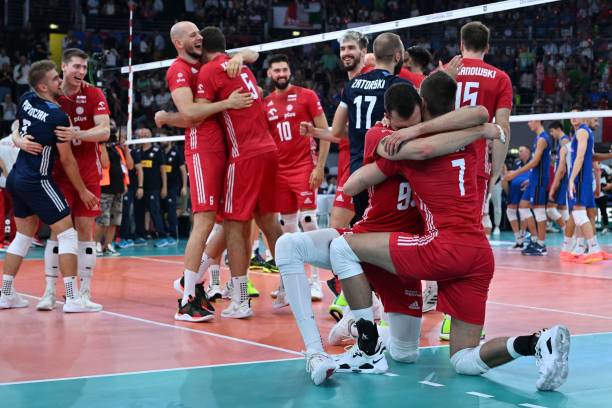 魏秋月与袁灵犀:排球场上的神仙眷侣