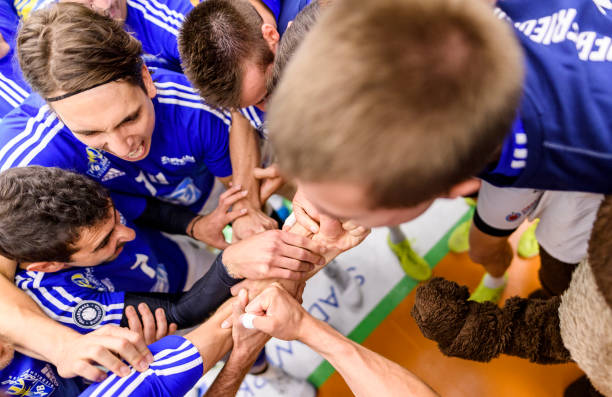 排球垫球技术全解析:初中体育教学视频