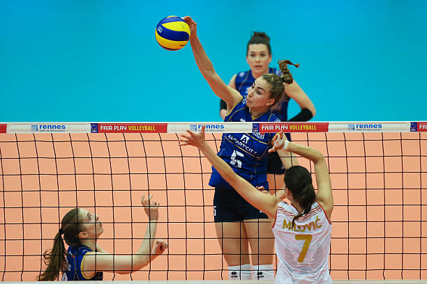 正面双手垫球技术教学中的常见问题及解决策略