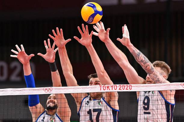 触网犯规的裁判手势及规则解读