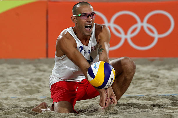 排球比赛场地和羽毛球场地尺寸对比