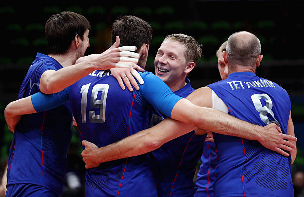 排球发球技巧:跳发、上手发球与下手发球对比