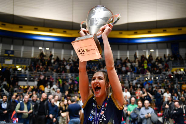 排球场地与篮球场地的尺寸对比