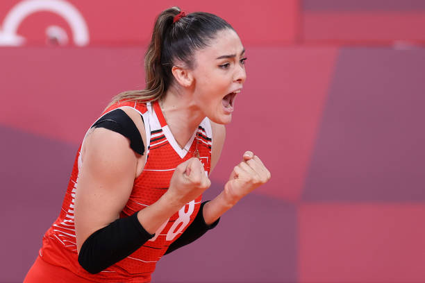 高中排球锦标赛决赛：年轻选手的拼搏时刻