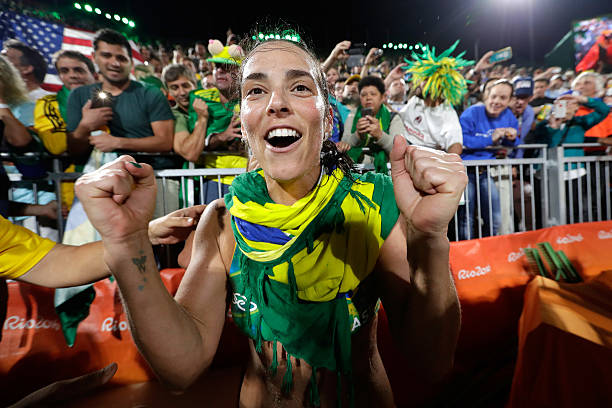 冯坤老公家庭背景被扒,知乎热议不断