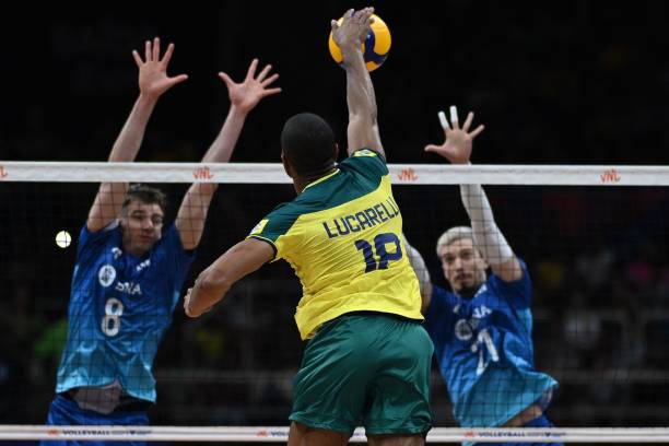 排球比赛中鱼跃救球的规则与裁判判罚标准