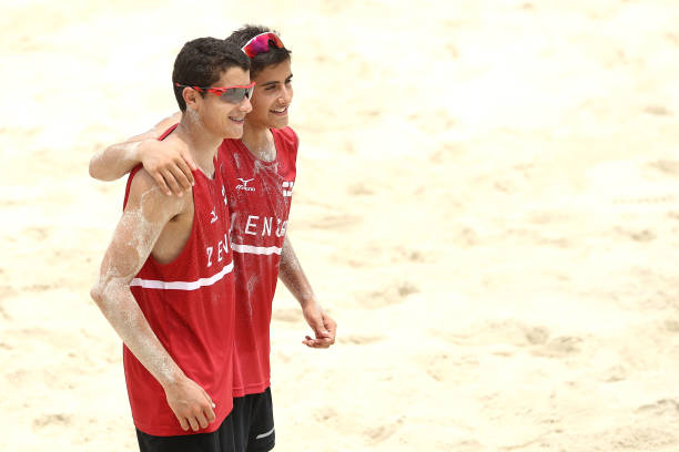 如何正确站位？排球比赛规则视频教学