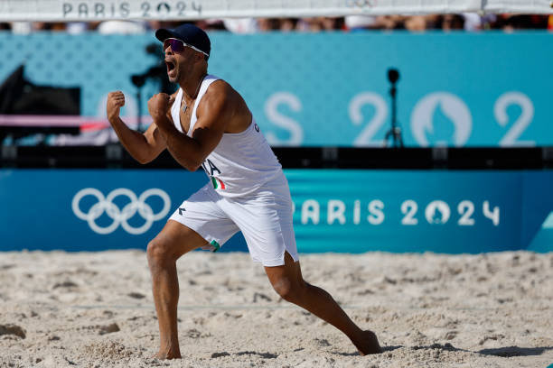 从赵蕊蕊缺席看夺冠：电影如何平衡真实与艺术创作？