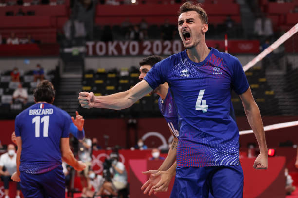 排球技术犯规解析:持球、连击和四次击球