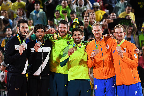 细节决定成败:图解中考排球垫球时手臂的夹角与击球点