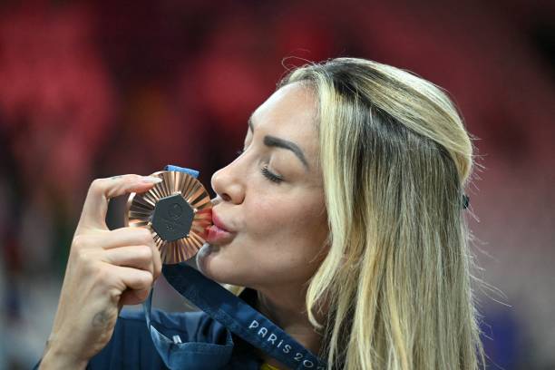 魏秋月与郎平合影:两代女排人的传承与情谊