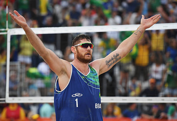 排球颠球技巧详解:手部动作与身体协调