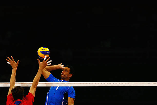 从零开始学排球：基础颠球动作教学视频