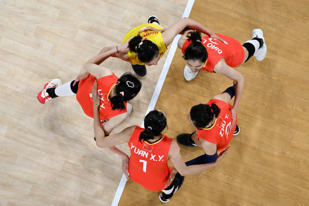 室内排球比赛场地的长度和宽度如何测量?