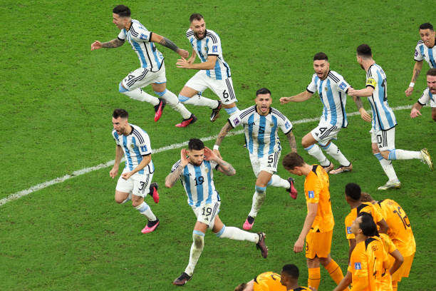 卡西利亚斯手捧金杯现身开幕式,世界杯传奇时刻再现