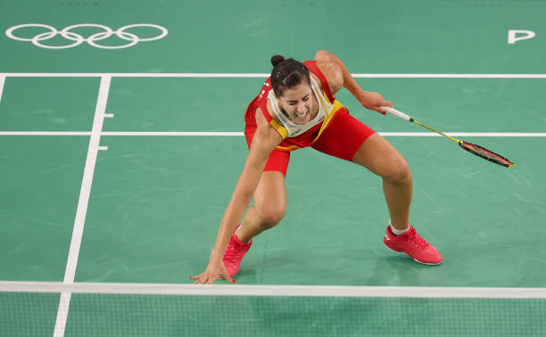 羽毛球拍扣杀对比：Yonex vs Victor哪家更强？
