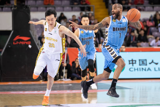 回顾德里克·琼斯夺冠之路：扣篮大赛的经典瞬间