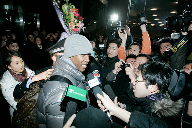 带球撞人是什么意思？篮球规则中的常见误区
