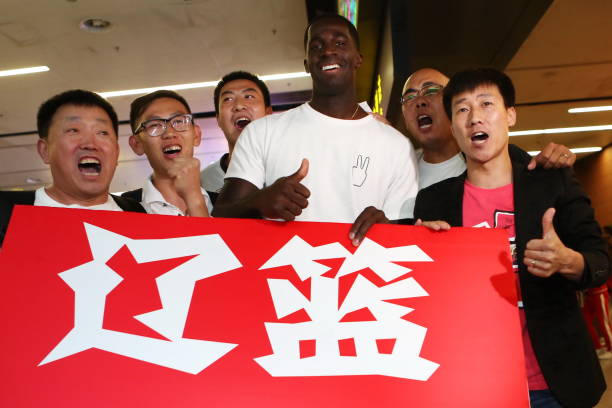 篮球比赛中边裁和主裁的角色定位与协作方式