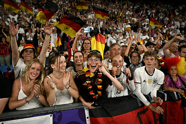 想签谁就签谁！FIFA足球世界破解版无限转会费教程